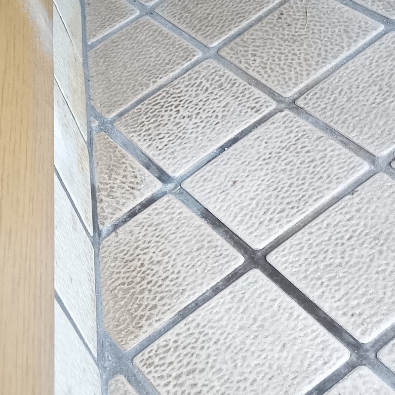 開けた穴をパテで補修