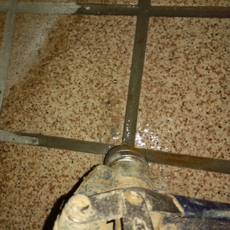 玄関の床タイルにシロアリ駆除剤を注入