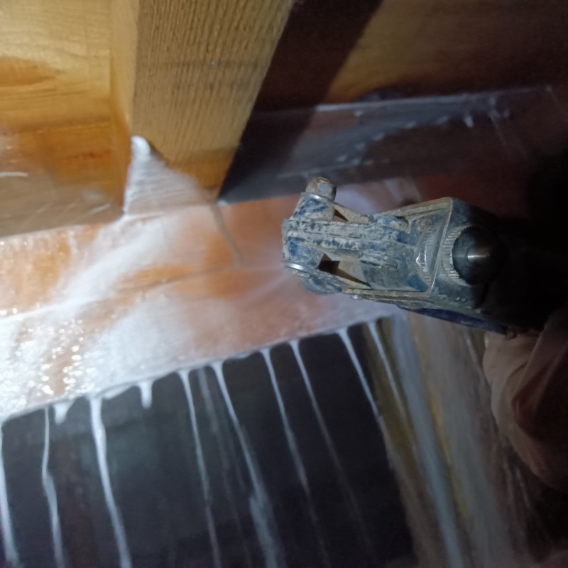 床下の木部にシロアリ駆除剤を散布