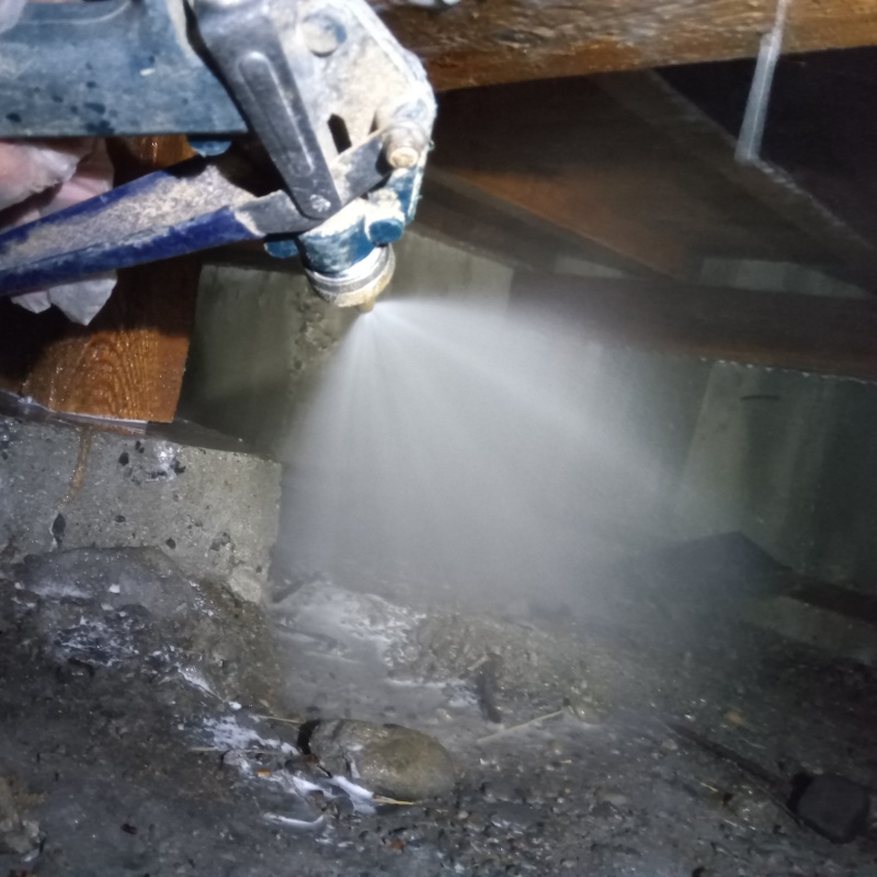 床下の土壌にシロアリ駆除剤を散布