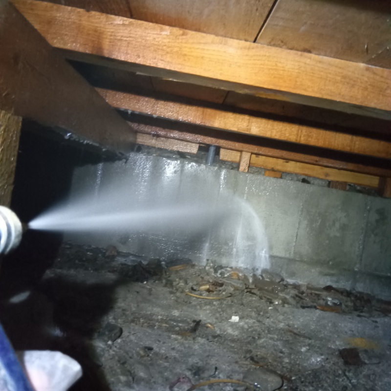 床下の基礎にシロアリ駆除剤を散布