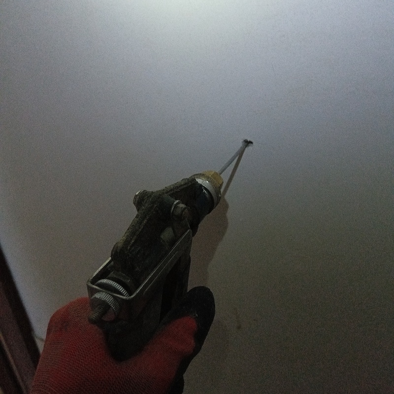 室内の壁にシロアリ駆除剤を注入