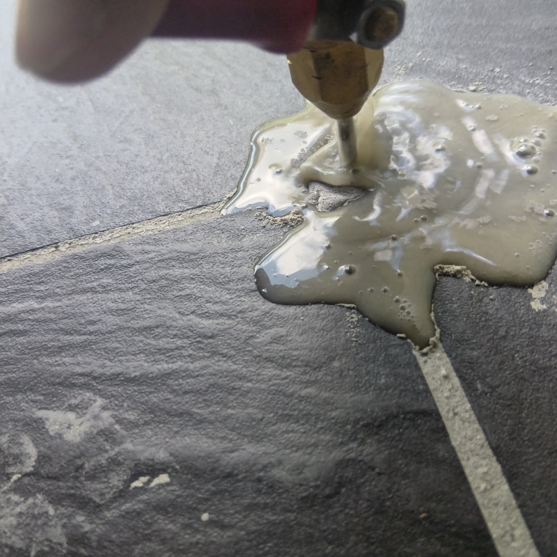 玄関の床タイルにシロアリ駆除剤を注入