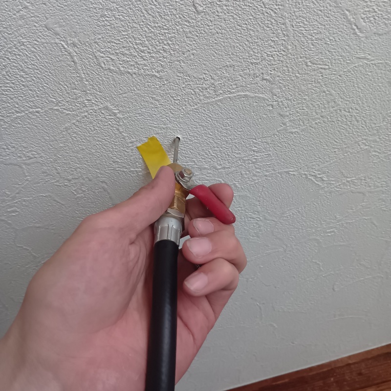 室内の壁にシロアリ駆除剤を注入