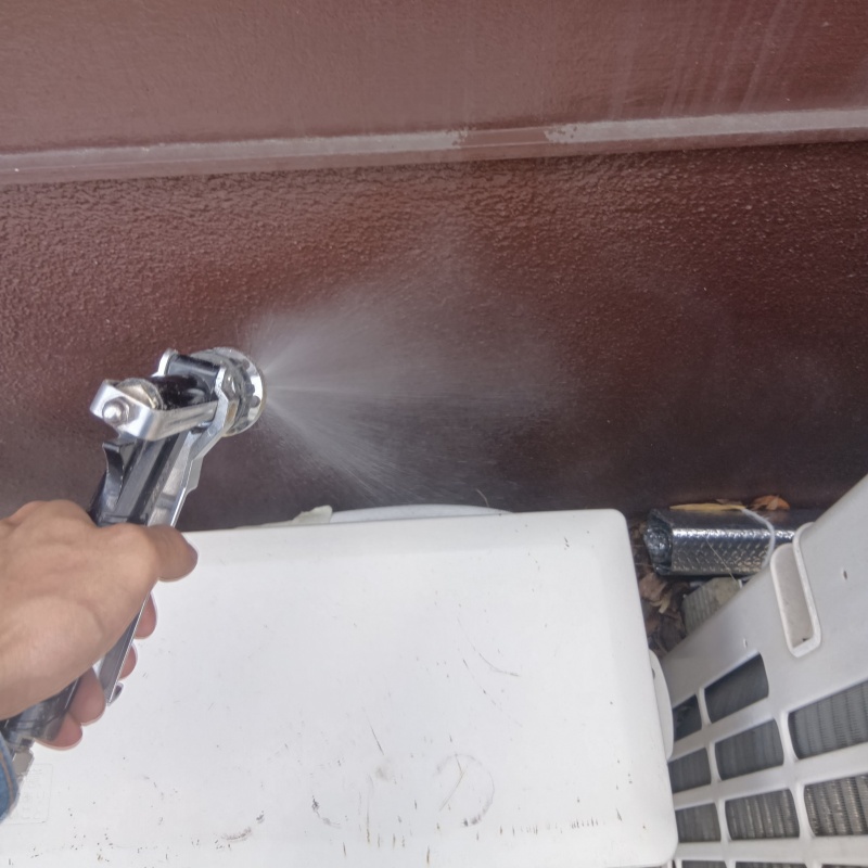 外壁にシロアリ駆除剤を散布