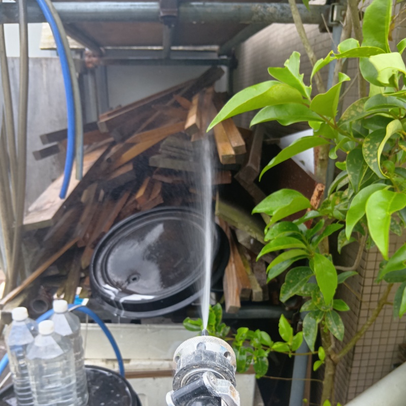 敷地内に保管している木材にシロアリ駆除剤を散布