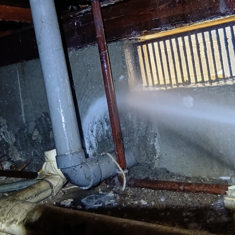 床下の基礎にシロアリ駆除剤を散布