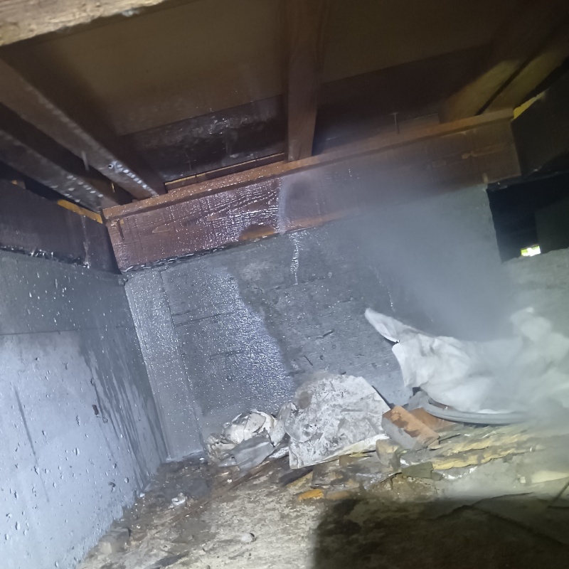 床下の基礎にシロアリ駆除剤を散布
