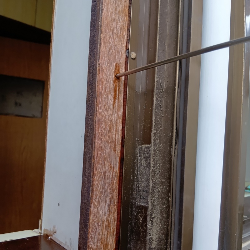 室内の木部にシロアリ駆除剤を注入