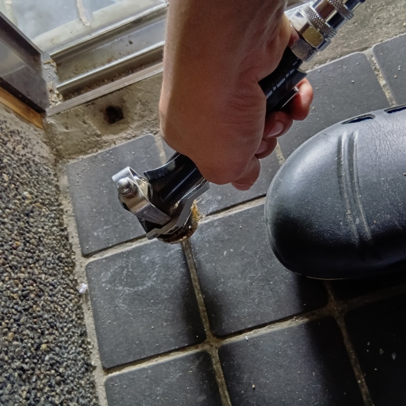 玄関の床タイルにシロアリ駆除剤を注入