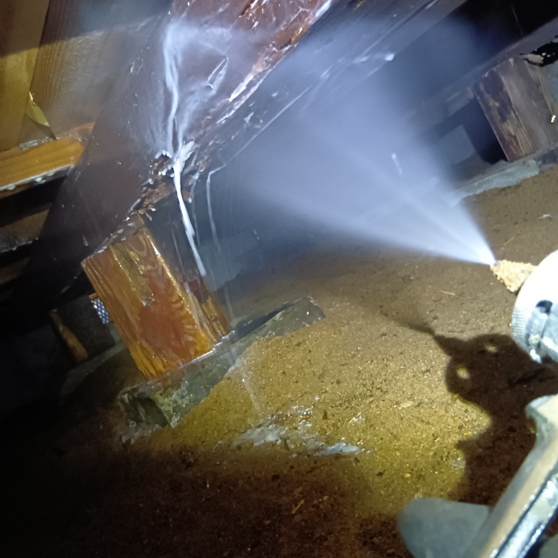 床下の木部にシロアリ駆除剤を散布