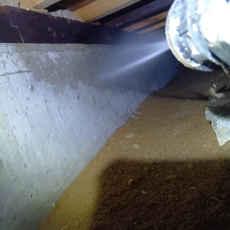 床下の基礎にシロアリ駆除剤を散布