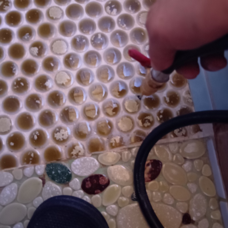 浴室の床タイルにシロアリ駆除剤を注入