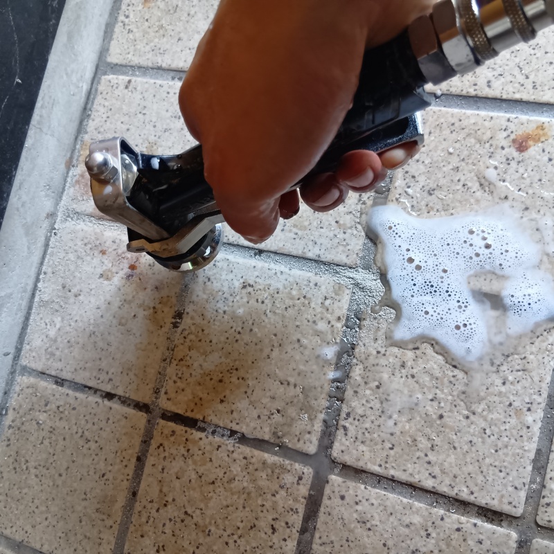 玄関の床タイルにシロアリ駆除剤を注入