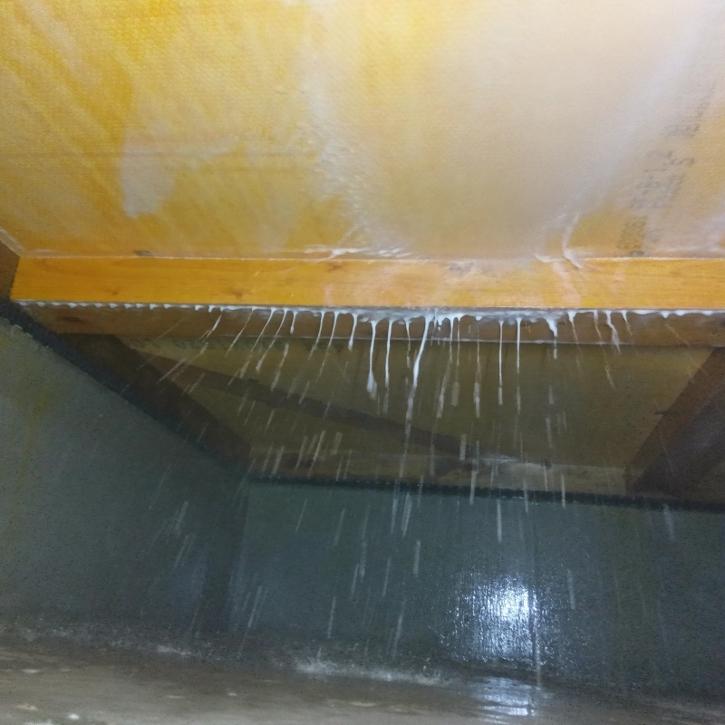 床下の木部に防蟻剤を散布