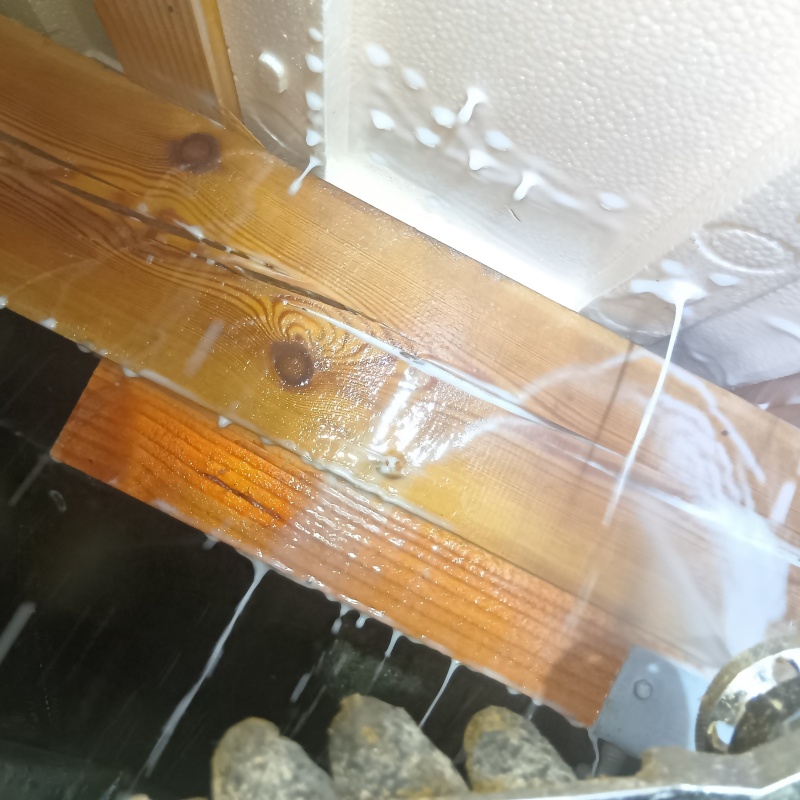 床下の木部にシロアリ駆除剤を散布