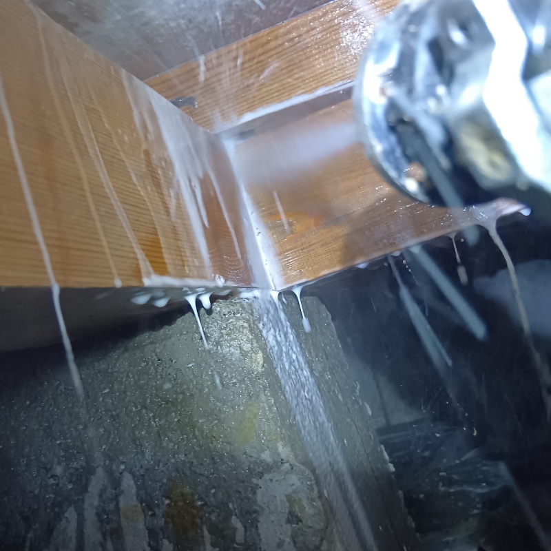 床下の木部にシロアリ駆除剤を散布