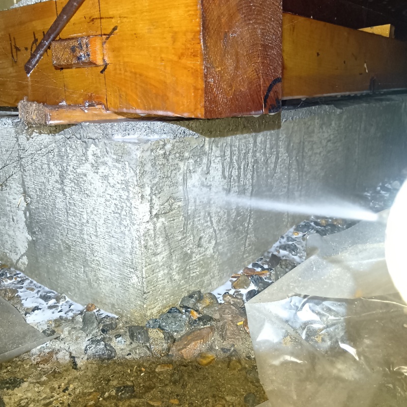 床下の基礎にシロアリ駆除剤を散布