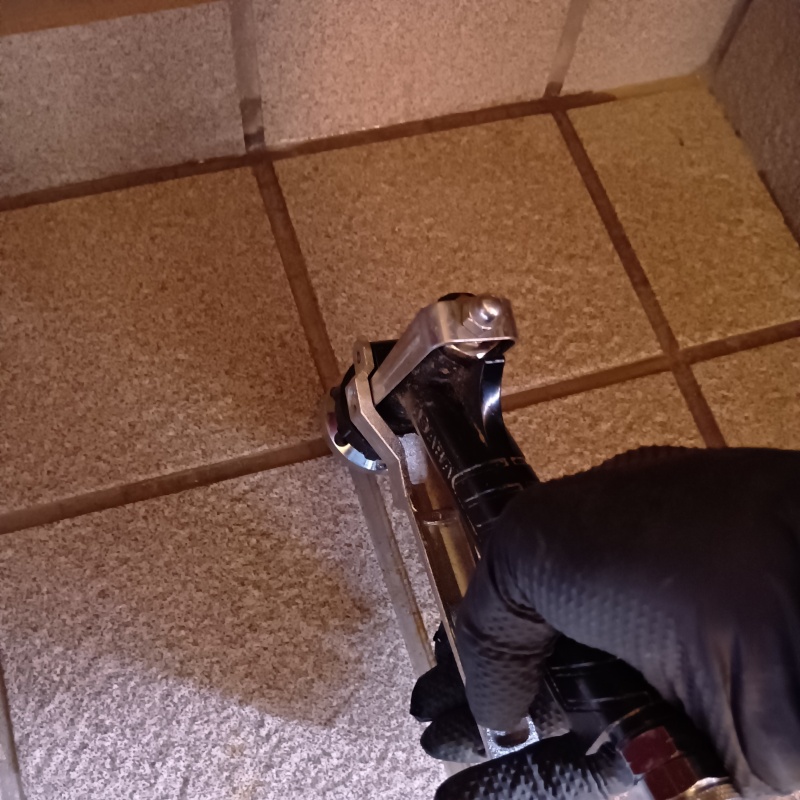 玄関の床タイルにシロアリ駆除剤を注入