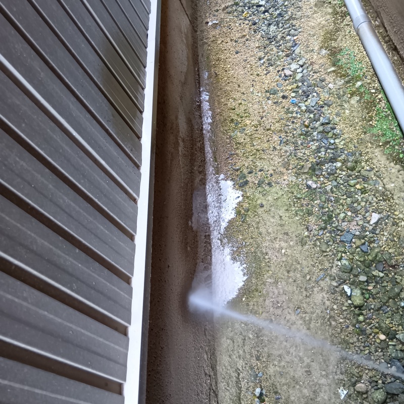 外壁の基礎にシロアリ駆除剤を散布