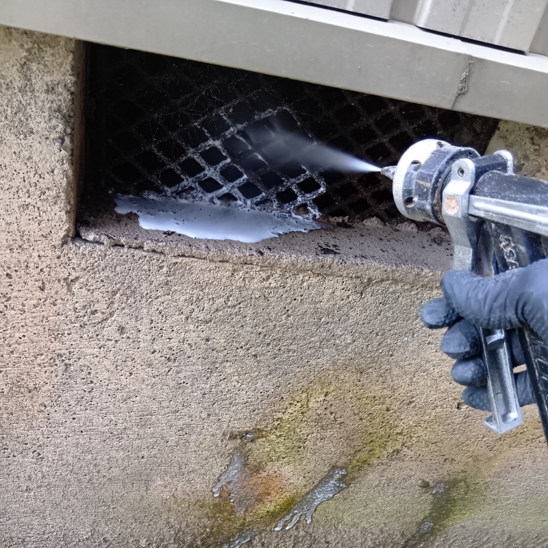 床下通気口からシロアリ駆除剤を散布