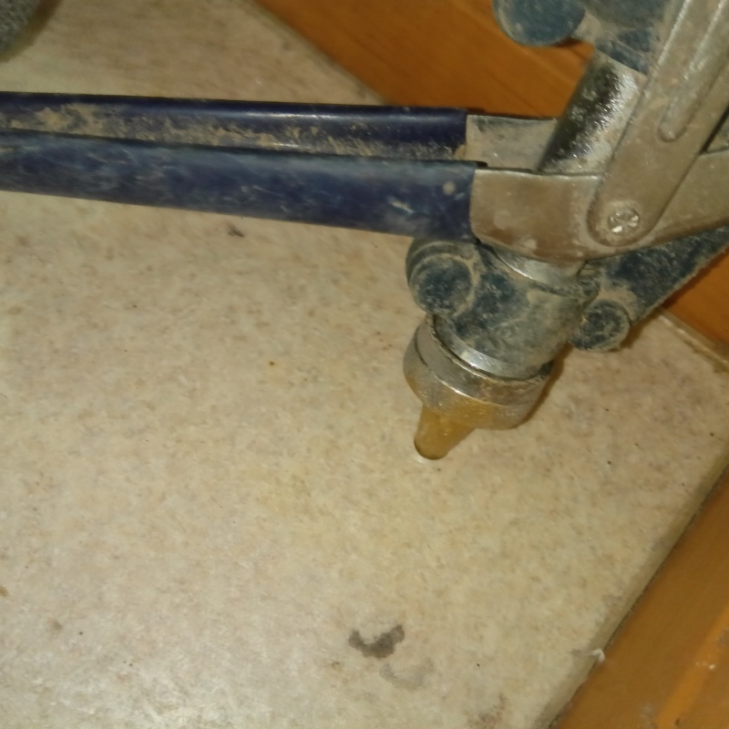 玄関の床タイルにシロアリ駆除剤を注入