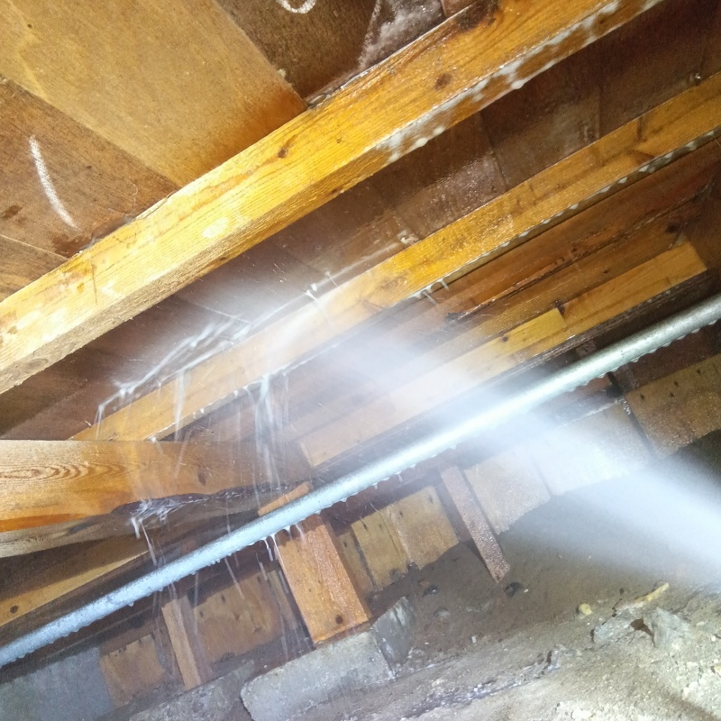 床下の木部にシロアリ駆除剤を散布