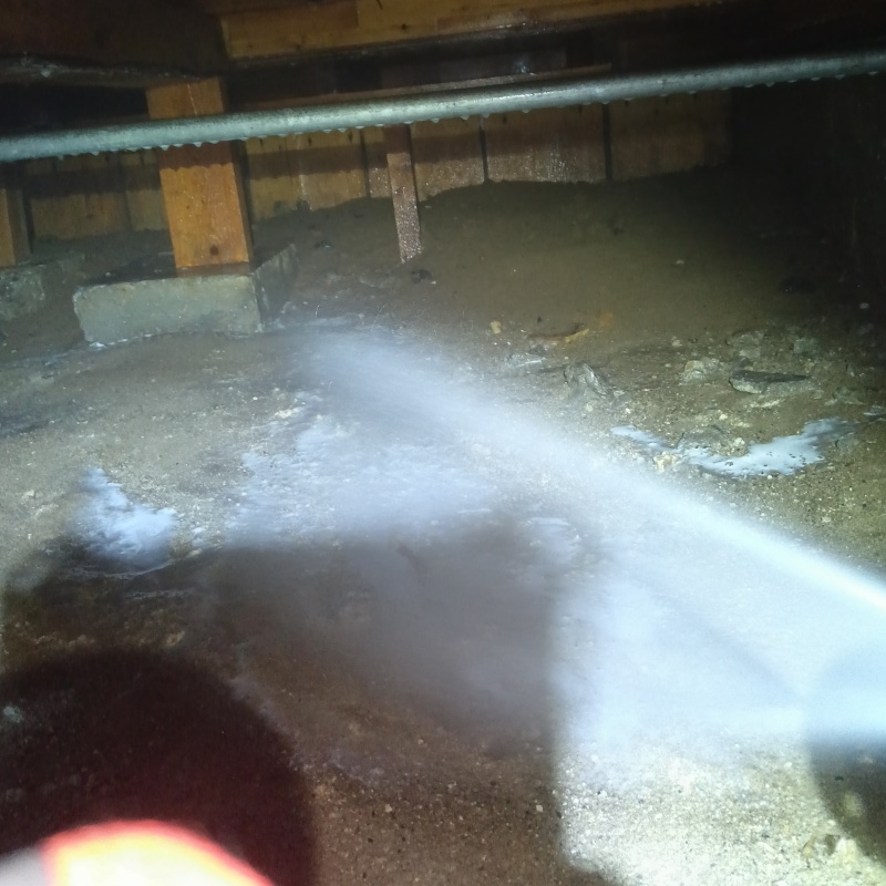 床下の土壌にシロアリ駆除剤を散布