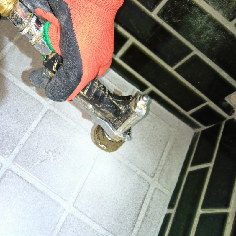 玄関の床タイルにシロアリ駆除剤を注入