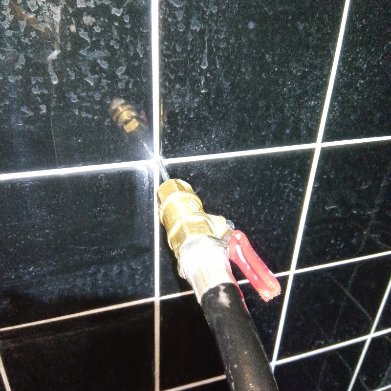 浴室の壁タイルにシロアリ駆除剤を注入
