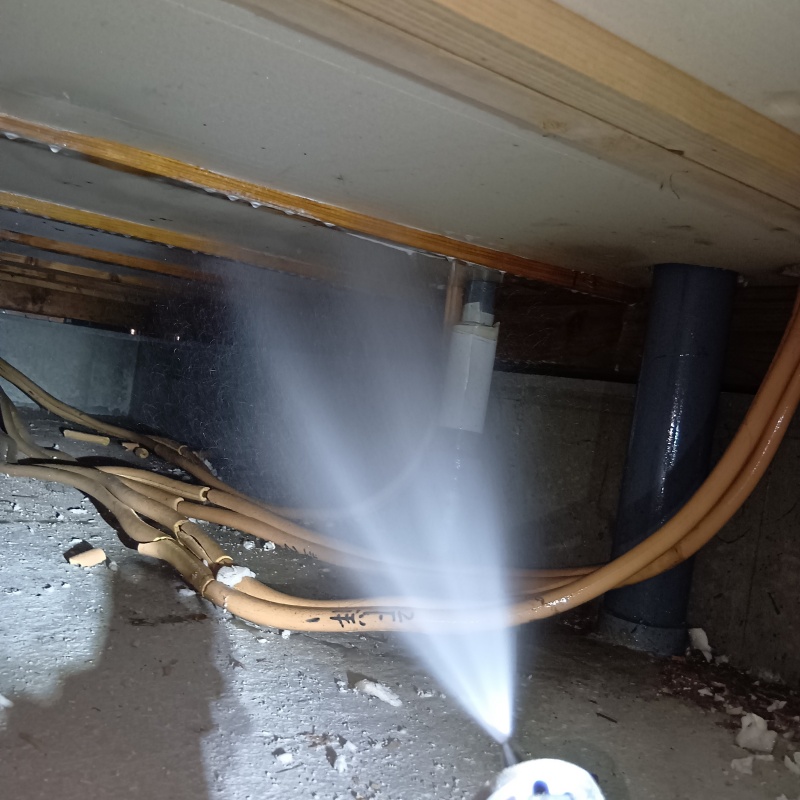 床下の木部にシロアリ駆除剤を散布