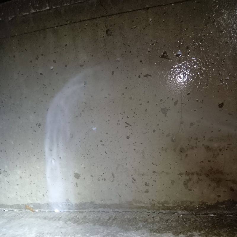 床下の土壌・基礎にシロアリ駆除剤を散布