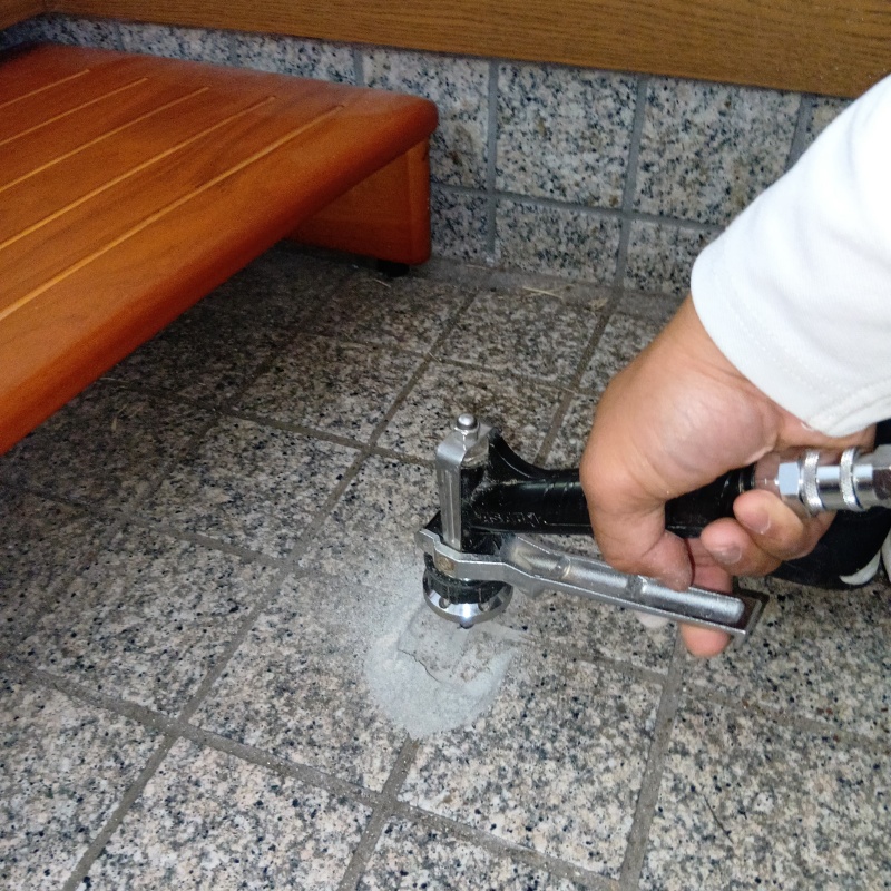 玄関の床タイルにシロアリ駆除剤を注入