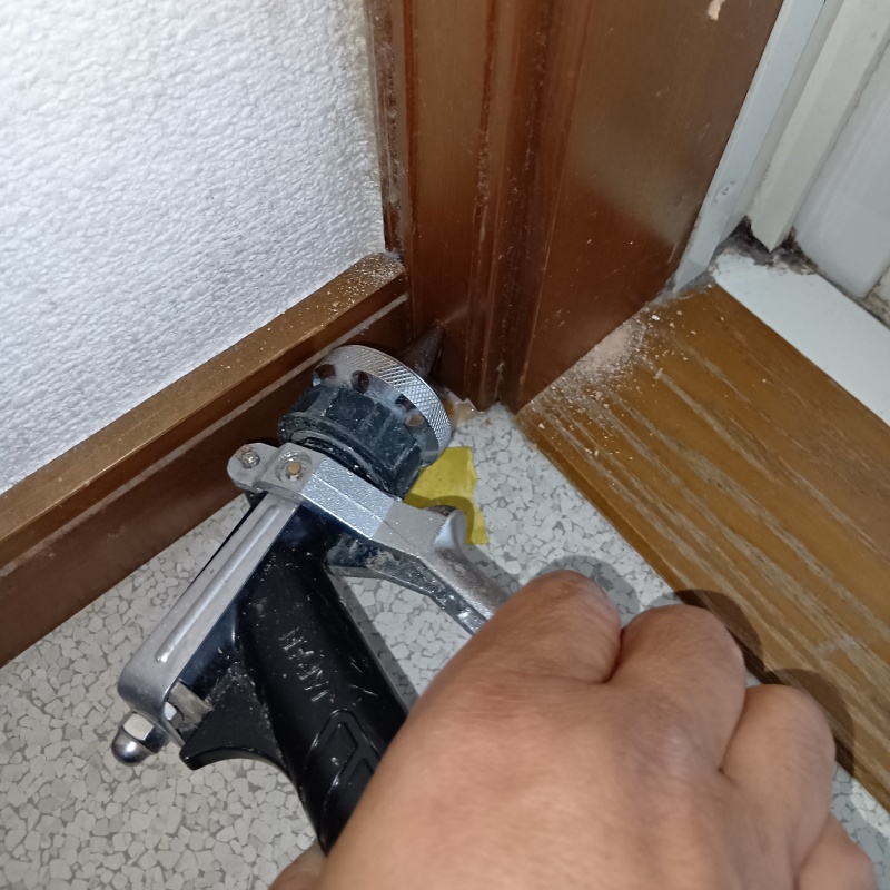 室内の柱にシロアリ駆除剤を注入