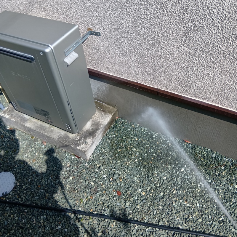 外壁の基礎にシロアリ駆除剤を散布