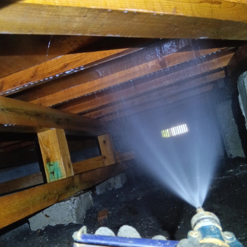 床下の木部にシロアリ駆除剤を散布