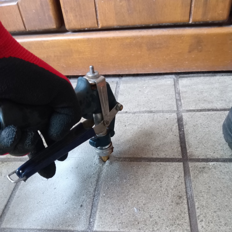 玄関の床タイルにシロアリ駆除剤を注入