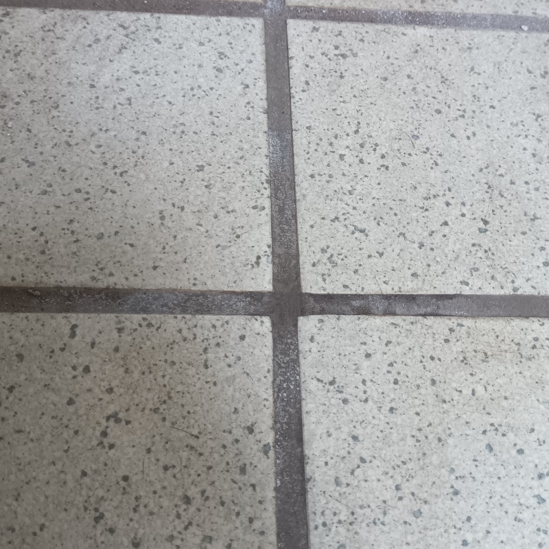 開けた穴をパテで補修