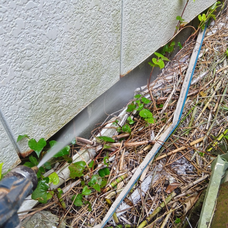 建物の外周にシロアリ駆除剤を散布