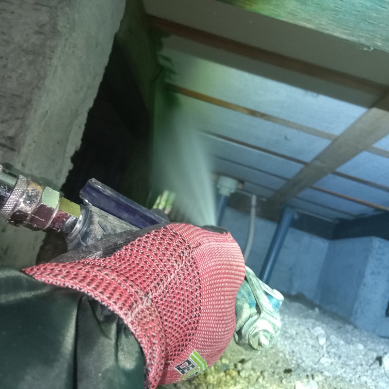 床下の木部にシロアリ駆除剤を散布