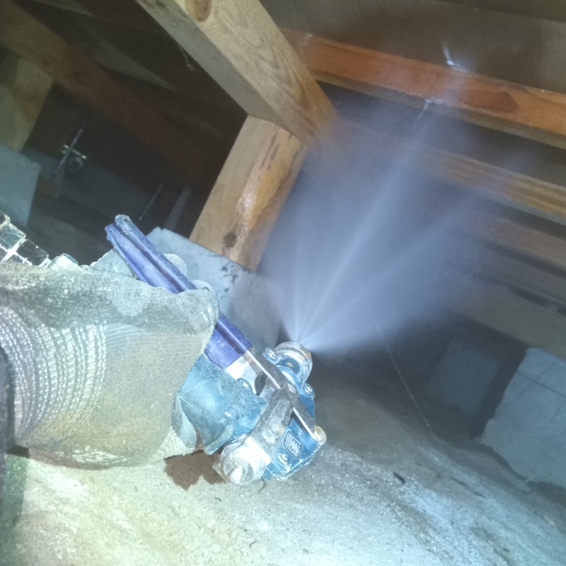 床下の木部にシロアリ駆除剤を散布