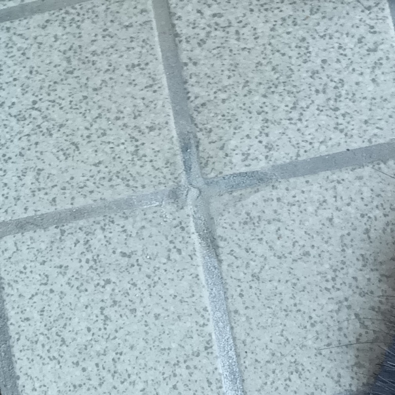 穿孔処理で開けた穴をパテで補修