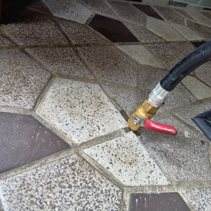 玄関の床タイルにシロアリ駆除剤を注入