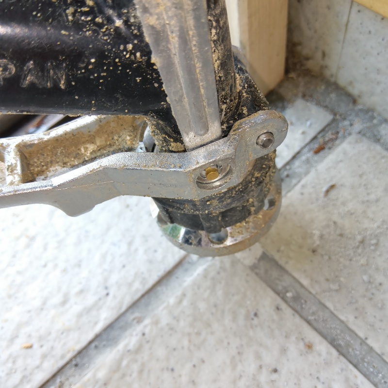 玄関の床タイルにシロアリ駆除剤を注入