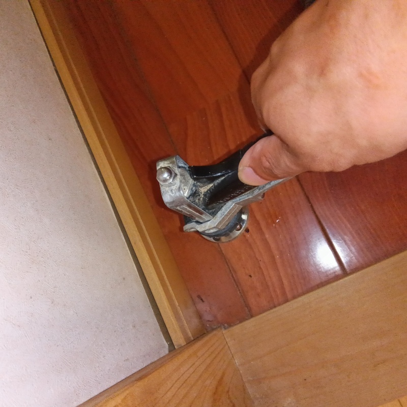 室内のフローリングにシロアリ駆除剤を注入