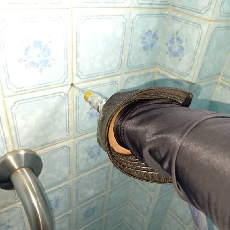 トイレのタイル壁にシロアリ駆除剤を注入