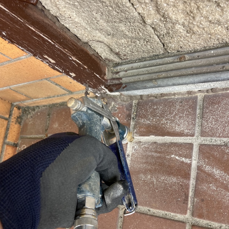 玄関の床タイルにシロアリ駆除剤を注入