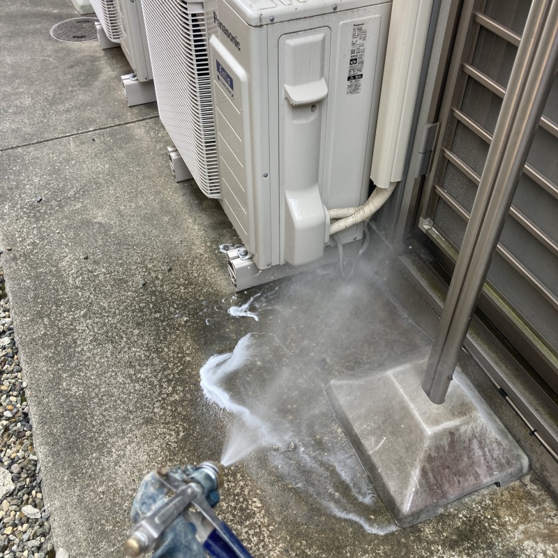 建物の外周にシロアリ駆除剤を散布