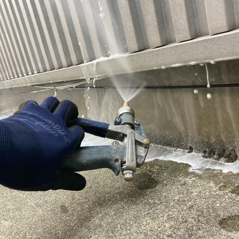 建物の外周にシロアリ駆除剤を散布