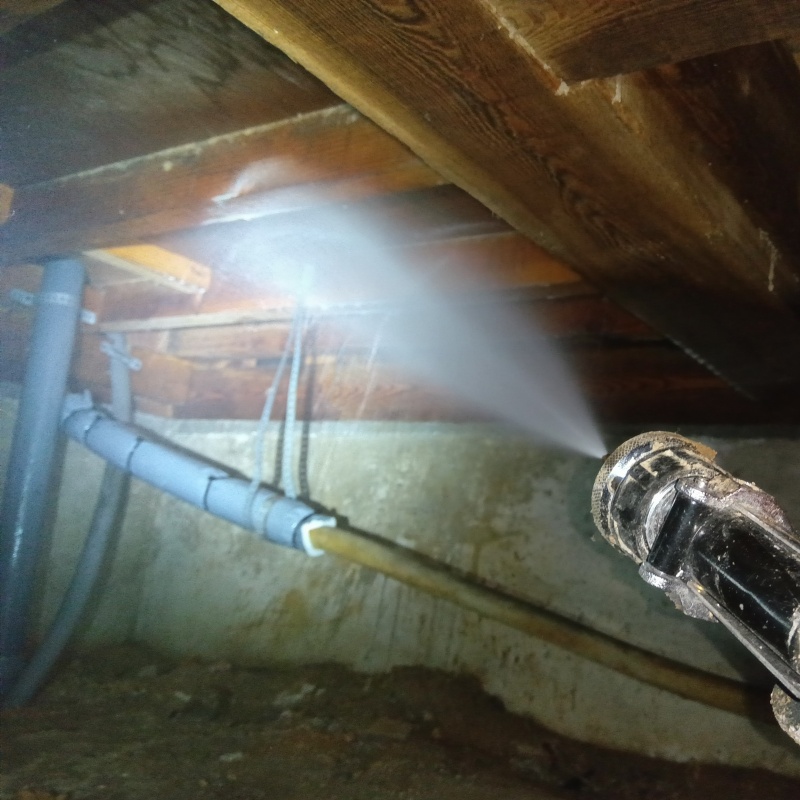 床下の木部にシロアリ駆除剤を散布